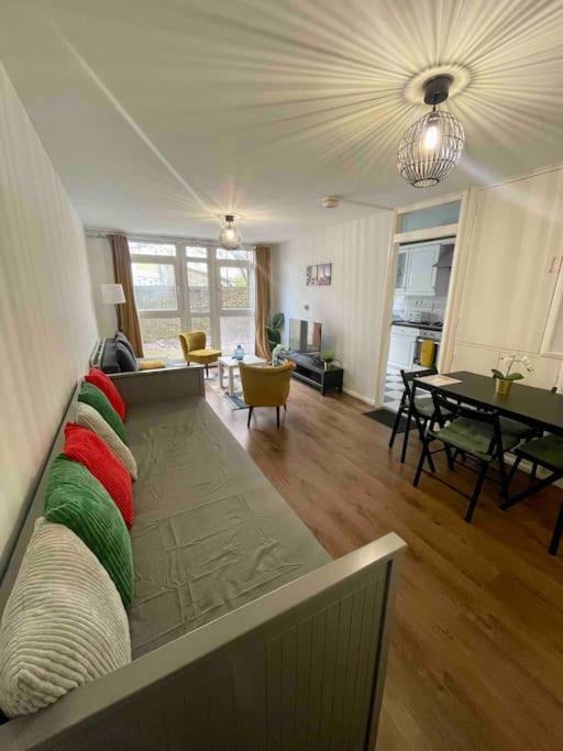 Lovely 2-Bed 20 Mins To Central London 아파트 외부 사진